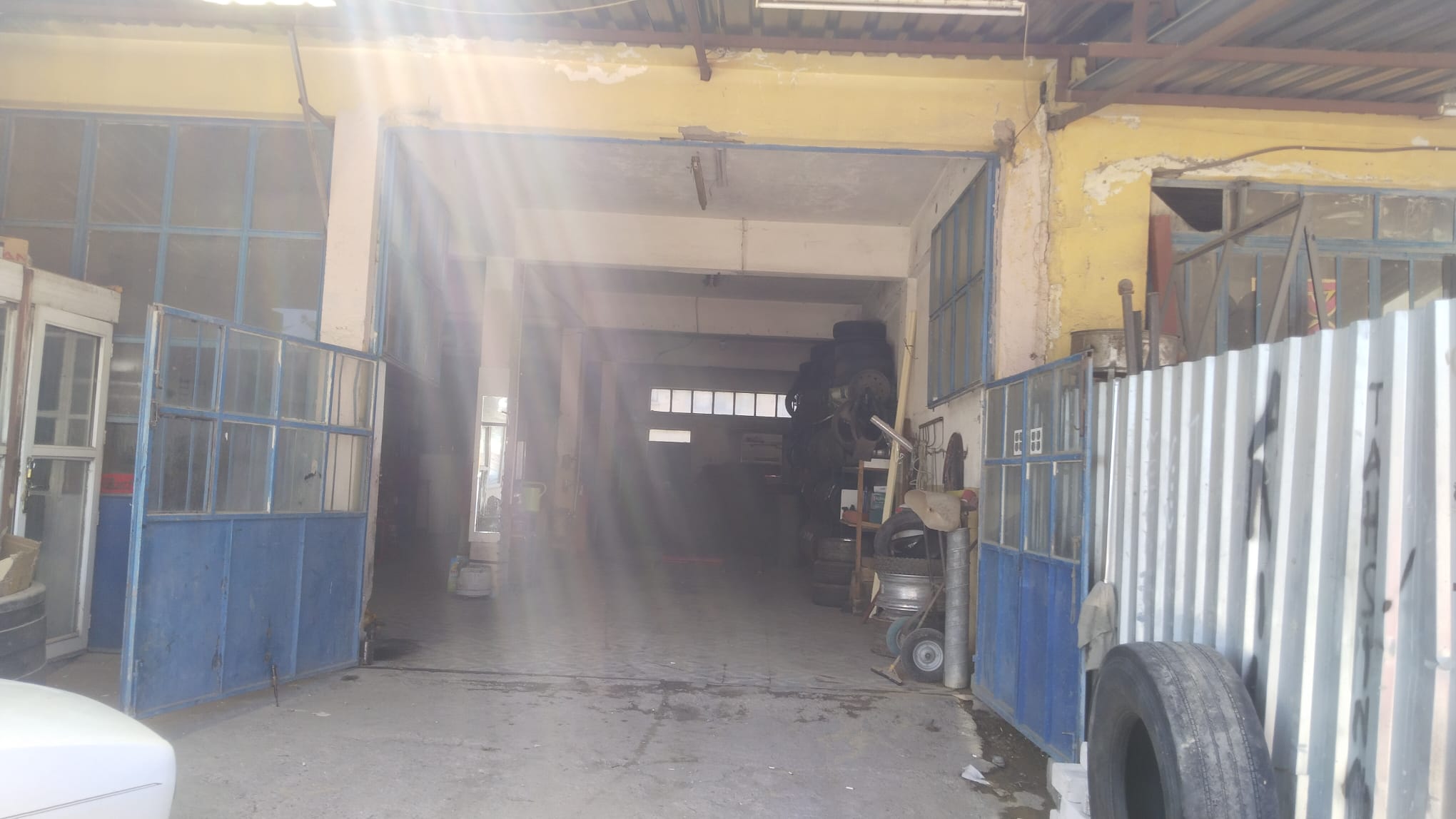 Oto Lastikçi Şerif garaj girişi Gediz